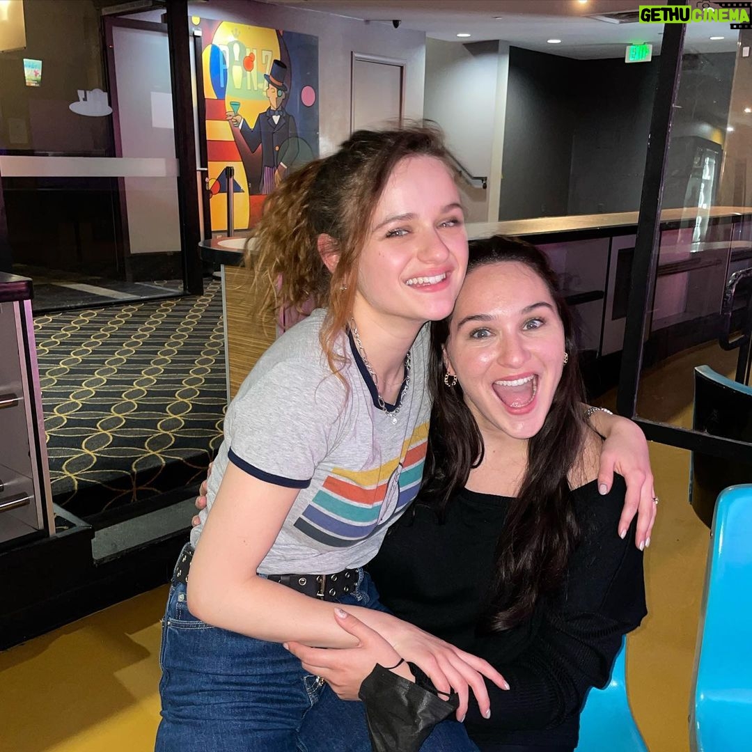 Joey King Instagram - A whirlwind of less than 24 hours in LA for moms birthday!!!!! And reuniting with @kelliisking and @moyk9 since they got engaged and Kelli turned 30!!!!!!! I love my family so much. Happy birthday mama (and Kelli!) also I got 4 strikes and I’m so lucky the bowling alley didn’t have fireball for celebratory shots cuz I’d be on the darn tootin floor !!!!!!!!