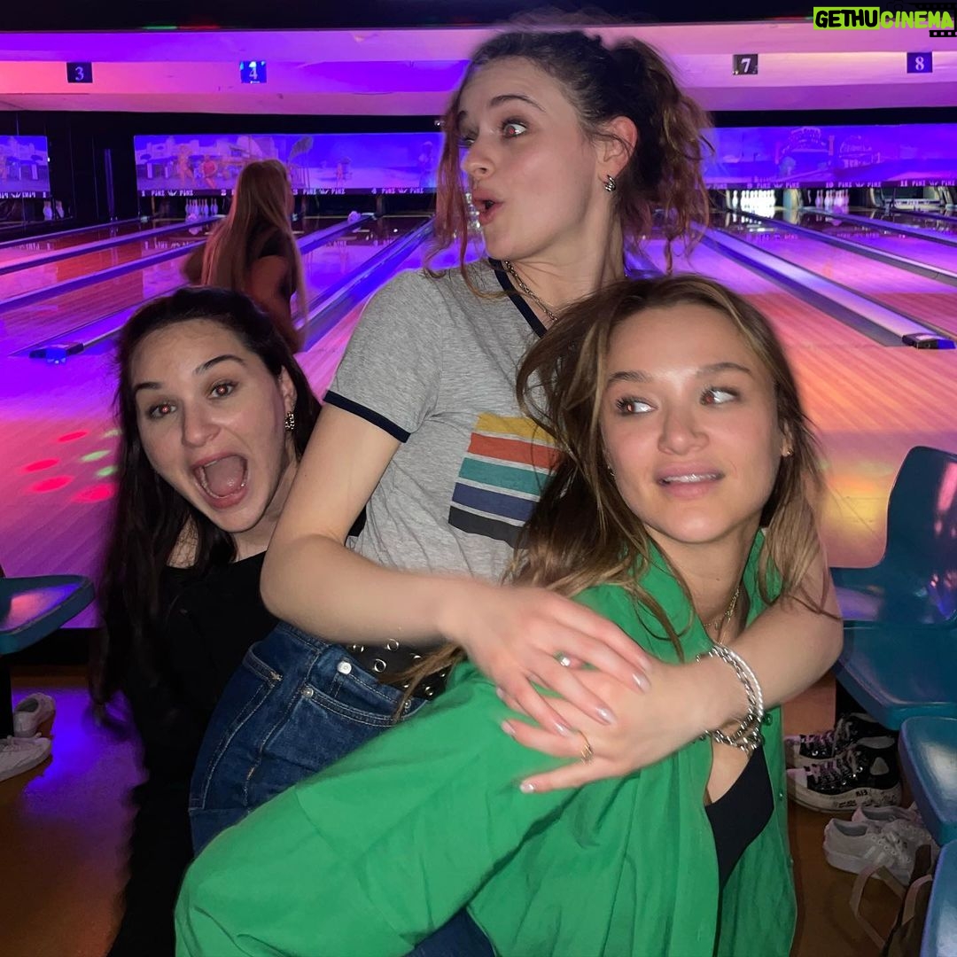 Joey King Instagram - A whirlwind of less than 24 hours in LA for moms birthday!!!!! And reuniting with @kelliisking and @moyk9 since they got engaged and Kelli turned 30!!!!!!! I love my family so much. Happy birthday mama (and Kelli!) also I got 4 strikes and I’m so lucky the bowling alley didn’t have fireball for celebratory shots cuz I’d be on the darn tootin floor !!!!!!!!