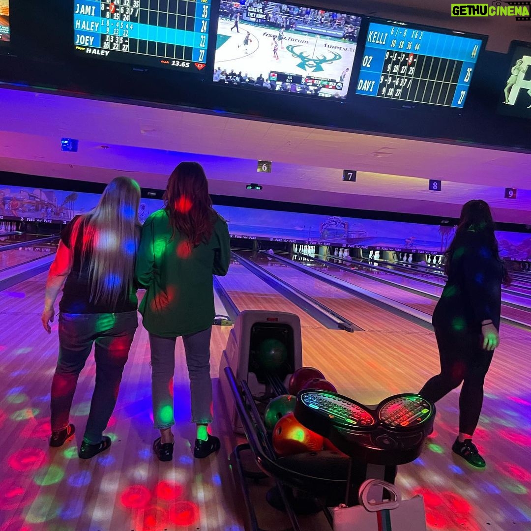 Joey King Instagram - A whirlwind of less than 24 hours in LA for moms birthday!!!!! And reuniting with @kelliisking and @moyk9 since they got engaged and Kelli turned 30!!!!!!! I love my family so much. Happy birthday mama (and Kelli!) also I got 4 strikes and I’m so lucky the bowling alley didn’t have fireball for celebratory shots cuz I’d be on the darn tootin floor !!!!!!!!