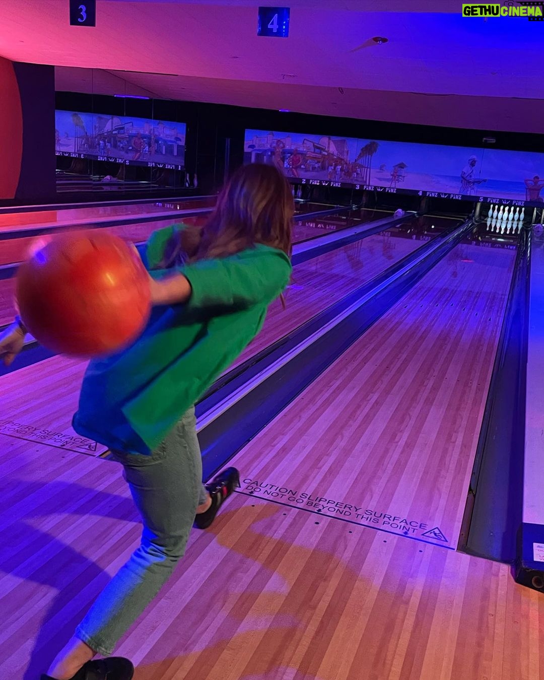 Joey King Instagram - A whirlwind of less than 24 hours in LA for moms birthday!!!!! And reuniting with @kelliisking and @moyk9 since they got engaged and Kelli turned 30!!!!!!! I love my family so much. Happy birthday mama (and Kelli!) also I got 4 strikes and I’m so lucky the bowling alley didn’t have fireball for celebratory shots cuz I’d be on the darn tootin floor !!!!!!!!