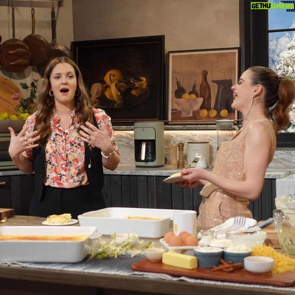 Joey King Instagram - I’m in love with @drewbarrymore and I don’t care who knows it. Tomorrow we are teaching you how to make my family’s famous Kugel and laughing our butts off while doing it. Airing at 9am EST and 2pm PST but check your local listings just to make sure 😉