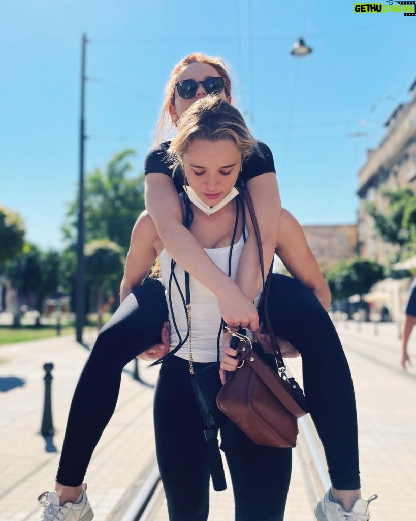 Joey King Instagram - HAPPY HAPPY BIRTHDAY @hunterking! No one makes me laugh more than you Hunter. With you as my big sister, there’s not much more I need in this life. I hit the lottery with my siblings. You’re the Wendy’s frosty to my French fries, you’re the deodorant to my intense workout, you’re the little fart that happens when you pee that makes your bladder feel 87% less full. This is all just my way of saying how important you are to me. I love you