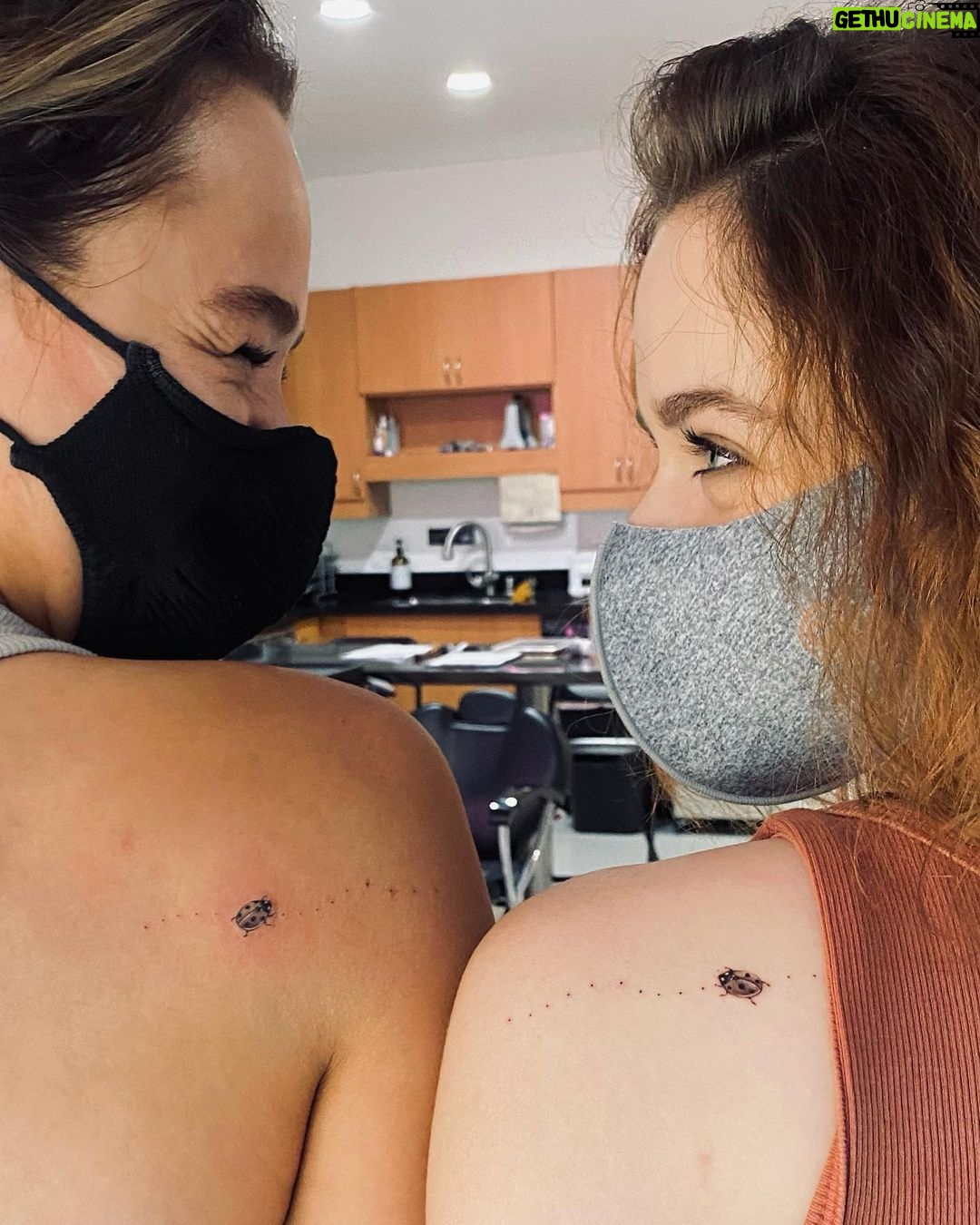 Joey King Instagram - HAPPY HAPPY BIRTHDAY @hunterking! No one makes me laugh more than you Hunter. With you as my big sister, there’s not much more I need in this life. I hit the lottery with my siblings. You’re the Wendy’s frosty to my French fries, you’re the deodorant to my intense workout, you’re the little fart that happens when you pee that makes your bladder feel 87% less full. This is all just my way of saying how important you are to me. I love you