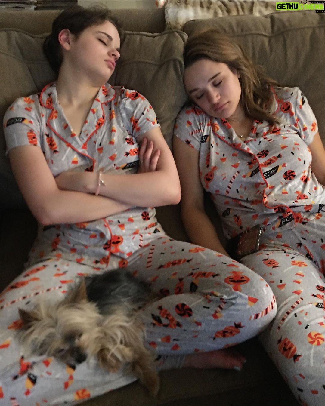 Joey King Instagram - HAPPY HAPPY BIRTHDAY @hunterking! No one makes me laugh more than you Hunter. With you as my big sister, there’s not much more I need in this life. I hit the lottery with my siblings. You’re the Wendy’s frosty to my French fries, you’re the deodorant to my intense workout, you’re the little fart that happens when you pee that makes your bladder feel 87% less full. This is all just my way of saying how important you are to me. I love you