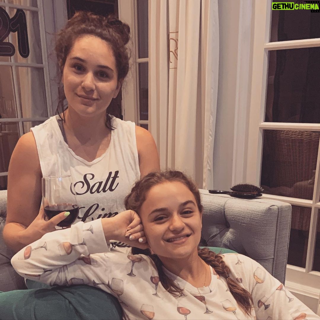 Joey King Instagram - It’s my beautiful sisters birthday today and I couldn’t be more proud to be related to someone. She’s my guiding light, the most trustworthy person I know and fills my heart with so much ooey gooey love and joy it’s crazy. Kelli has taught me so much, and has never once failed to take my hand when I’ve needed it most. She absolutely cracks me up and roasts me better than anyone I’ve ever known, because what are older sisters for 😂♥️ I love you BB!!!!! (Third slide kills me)