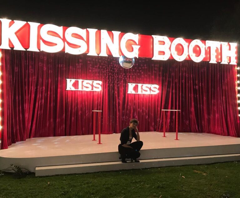 Joey King Instagram - My first time at the booth, and my last time. 5 years apart. Thank you Elle, I’ve loved being you. And thank you to everyone who had a hand in making these movies what they are. The Kissing Booth 3 is now streaming on Netlfix. ❤️ The end of an era, excuse me while I go sob in a corner somewhere. @joel_courtney @jacobelordi @youngmeganne_ @taylorzakharperez @maisiersellers @mollyringwald @carsonewhite @evan_hengst @frances.claire @byronlangley @itsanda_control @hilton_pelser @zandile_izandi @biancabosch @jessicalaurasutton @millywolf_ @jkrok @justblamejosh @trentrowe @iammichelleallen @nathanjlynn @mornevisser71 @camthescott @biancaamato @daneelsekiekies @authorbethreekles @netflix @thekissingboothnetflix