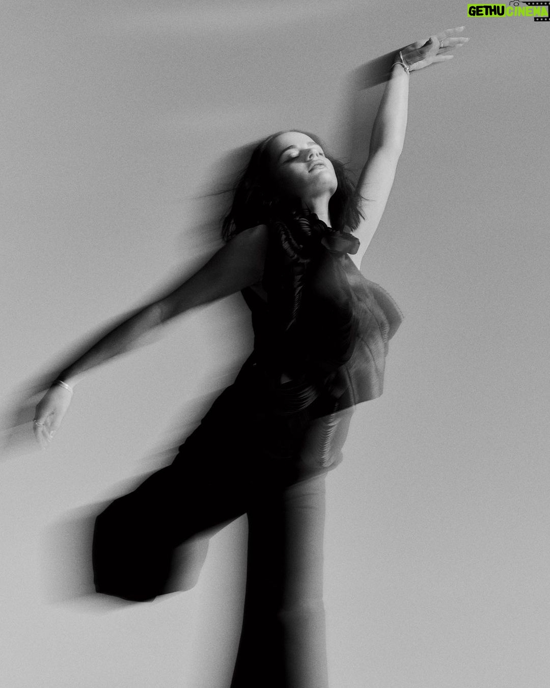 Joey King Instagram - @flauntmagazine 📷/🎬: @carlos_serrao @_monica.may_ 🧥: @sydneylopez 💇🏻♀️: @matthewstylist 💄: @allanface 💅🏼: @thuybnguyen