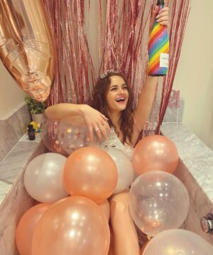 Joey King Instagram - 21 never looked so good...I knew I’d age well 👴🏼