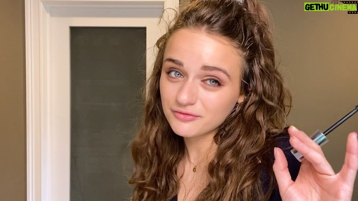 Joey King Instagram - My Vogue Beauty Secrets video is out now!!!! For a step by step of my skincare routine (I’m no professional here so go easy on me) click the link in my bio!!! I chat about how weird eyebrows are among many other things. Thank you SO so much @voguemagazine