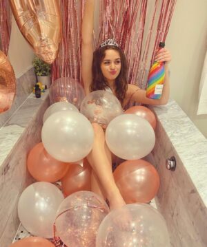 Joey King Instagram - 21 never looked so good...I knew I’d age well 👴🏼