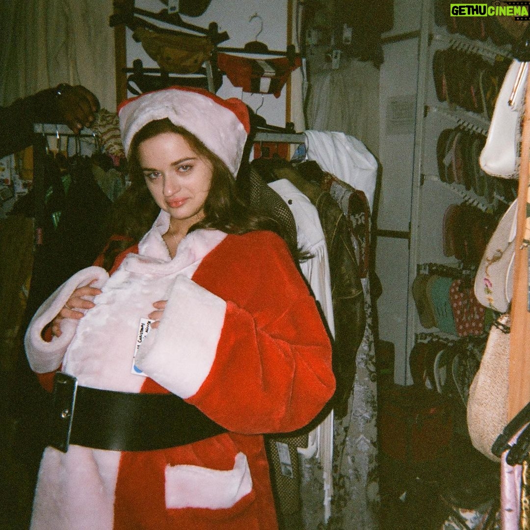 Joey King Instagram - 10 photos of what the inside of my heart looks like. The Kissing Booth 2 is streaming now on Netlfix. 📸 : @kellylamorwilson Cape Town, South Africa