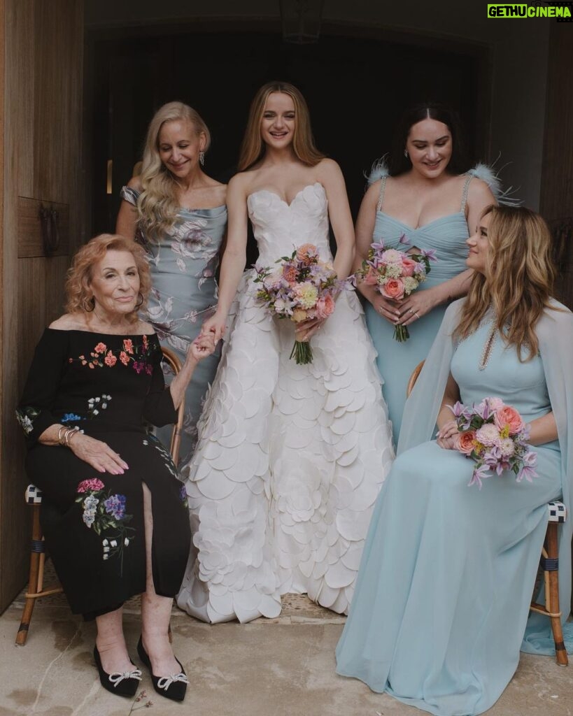 Joey King Instagram - Actor @joeyking and director @stevenpiet have officially tied the knot! “Looking out from the altar at all of our friends and family was an unforgettable moment,” Joey says. “We truly felt so perfectly present and soaking in every detail was pure magic.” The couple's stunning wedding held in a villa in Mallorca was “The Great Gatsby,” Spanish-style. Tap the link in bio to see every photo. Photos: @normanandblake