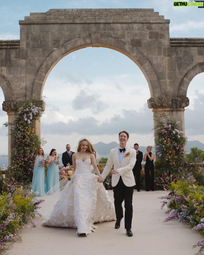 Joey King Instagram - Actor @joeyking and director @stevenpiet have officially tied the knot! “Looking out from the altar at all of our friends and family was an unforgettable moment,” Joey says. “We truly felt so perfectly present and soaking in every detail was pure magic.” The couple's stunning wedding held in a villa in Mallorca was “The Great Gatsby,” Spanish-style. Tap the link in bio to see every photo. Photos: @normanandblake