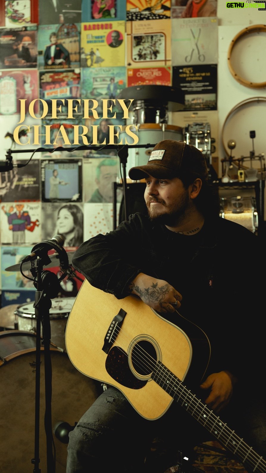 Joffrey Charles Instagram - Epping, EN - Joffrey Charles Joff m'a fait le plaisir de passer au studio accompagné de l'excellent Jé Dallaire à la basse! On vous interprète en primeur "Epping, En", une compo de Joff qui figurera sur son EP. ✨ Le tone de voix de ce gars me fait vraiment tripper et tombe exactement dans mes goûts. Son playing de guitare tout autant. J'ai eu la chance d'entendre les autres chansons et je crois que vous aimerez autant que moi l'univers musical de cet artiste incroyable! Du gros talent à l'état pur. Enjoy! ✨ Montreal, Quebec