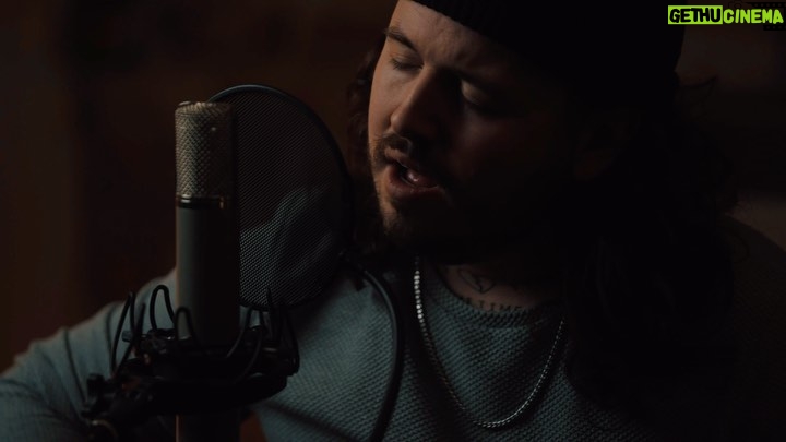 Joffrey Charles Instagram - Merci Infiniment pour tous les beaux mots et les partages du Live session. Je suis extrêmement reconnaissant et j’ai hâte de vous montrer la suite ❤️ WONDER est la deuxième chanson que j’ai écrite. En 2019 lorsque je suis revenu d’Angleterre, durant une nuit blanche dans le garage de mes parents. Ma mère était entrée dans le garage en me disant: « KESSÉ TU FAIS ENCORE DEBOUTEEE » J’ai dis « hey yo écoute ma chanson, elle s’appelle Wonder. » La version complète du Live session est sur YouTube Lien dans ma bio 🙏