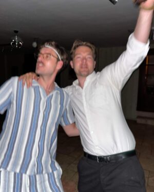 Johannes Nymark Instagram - Vi har festet og fejret, grinet, grædt og krammet i Marbella. Alt sammen for at fejre @abdelight, som altid formår at samle søde og kloge mennesker. Træt og glad🥹❤️ (@jeppechristoffer tager altid de bedste billeder, så han er aldrig med på dem🤷‍♂️)