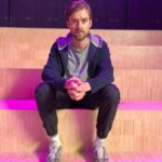 Johannes Nymark Instagram - En stille drøm gik i opfyldelse for mig i går. En drøm, jeg ikke har turdet tale højt om, sådan rigtigt. En monolog med en smuk men hård tekst af Tomas Lagermand Lundme og en følelse af at blive fortabt og forgabt i tekst og øjeblik. Uden (al for megen) frygt. Hvor var det vildt at opleve !! Også en drøm om et samarbejde med en uforligneligt generøs og dygtig instruktør, tak @christofferberdal. Og på det nye flotte @avenytdk - tak @marianne.klint. Og for produktionen @deskoftheday og selvfølgelig @statenskunstfond Vi spiller igen på tirsdag kl 21.30. KÆRLIG HILSEN HADET