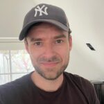 Johannes Nymark Instagram - Jeg går stadig i SATS. Med oprejst pande og totalt overvældet af alle de positive kommentarer, jeg har fået på mit opslag om homofobi og hadefuld adfærd. Den sidste uge har jeg faktisk bemærket, at der har været et lidt bredere fokus på emnet. I @gotv2dk så jeg et indslag, der handlede om at sige fra overfor kommentarer, som gør en ked af det, med fare for at bryde den gode stemning. Det synes jeg gav så meget mening- så længe man gør det på en ordentlig måde. Nogle har selvfølgelig skrevet, om jeg ikke bare skulle tage mig sammen og “tåle mosten”, især hvis kommentarerne ikke er direkte rettet mod mig. Men det synes jeg ikke. I stedet for at tåle mosten, vil jeg langt hellere forsøge at ændre en tendens, som jeg desværre ser gå den gale vej. Måske især blandt børn og unge. Så min opfordring til at sige fra står ved magt. Nu bare med en masse opbakning fra mange af jer. Tak❤️ #homofobia #sigfra #nejtilhad