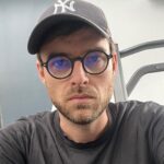 Johannes Nymark Instagram - Sidder nede i Sats og småryster fordi jeg lige har sagt fra overfor homo-nedensættende “humor” mellem to mænd. De kaldte hinanden svans og homo, når de syntes hinanden var svage. Jeg hører det faktisk tit. Og jeg bliver vildt ærgerlig og ked af det hver gang- derfor har jeg lavet en aftale med mig selv om, at jeg ALTID siger fra. Også selvom jeg står lidt shaky bagefter, og det gør jeg. Selvom de faktisk tog det fint og sagde undskyld. Håber bare de helt lader være næste gang, for der er jo ingen grund til at nedgøre andre, for at vise hvor fed man selv er.. Hermed en opfordring til alle om at sige fra overfor nedsættende adfærd og retorik i alle afskygninger 🏳️‍🌈❤️ #homofobia SATS Søborg