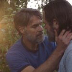 Johannes Nymark Instagram - Jeg er stadig sådan helt på røven over afsnit 3 af The Last of Us. Jeg græd som en gal under afsnittet- fordi det er sådan en fin kærlighedshistorie med håb og glæde og kæmpe sorg. Men jeg blev også rørt over, at @hbomax lader dette afsnit findes. Det er dejligt at se historier om minoriteter, der har det svært med at finde sig selv og passe ind. Men det er også dejligt at se en historie, hvor det ikke er dét aspekt, der fylder. Her er det blot to mænd i stedet for en kvinde og en mand. Og følelserne vælter ud. Og ind og alle vegne, og det har ikke en skid med køn eller seksualitet at gøre. Alle kan relatere til kærlighed i en eller anden form. Her er det så ovenikøbet så velspillet❤️ #thelastofus @thelastofus @hbomaxnordic