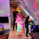 Johannes Nymark Instagram - Ballonguirlande, røgmaskine, kærlighed og gangnam style fra kl 8.30…. 37 starter godt 🇩🇰😅#fødselssag #37 #birthday #gangnam