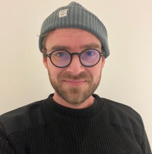 Johannes Nymark Instagram - Jeg har været sådan lidt ved siden af mig selv siden nytår nærmest. Nu lysner det, venner. Selvom jeg stadig ser lidt krøllet ud. Kom så helbred. Kom så liv. Kom så lille fine 2023….