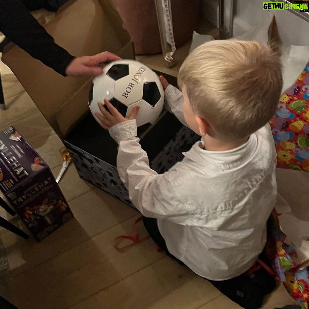 Johannes Nymark Instagram - Lille store Bob bliver 6 år i dag. Så det yngste barn er altså 6 år nu….. 🥹 Svært at fatte. 3 gear, Star Wars, Ronaldo og den første kæreste i børneren❤ Jeg elsker Bob.