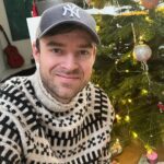 Johannes Nymark Instagram - Jeg har sådan et lidt blandet forhold til den her dag. Den er forbundet med en masse gode barnminder men også en masse dårlige minder og svære tanker. Sådan tror jeg, vi er flere der har det. Nu handler det meste om børnene, og det er godt. God jul alle🎄❤️