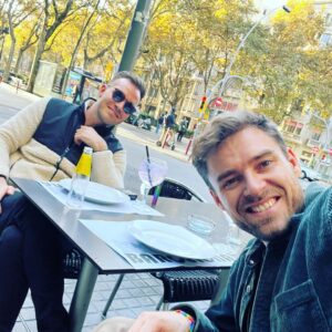 Johannes Nymark Instagram - For en kort stund vil jeg glemme alt om høje elpriser, svære arbejdsforhold i kulturen, streamingkrise, ønsket om flere castings og auditions, madpakker og nåh ja, minusgrader💕 Elsker små rejser og elsker når @jeppechristoffer er med🤗 #barcelona
