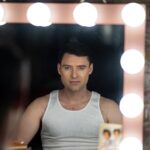 Johannes Nymark Instagram – Om et års tid skal jeg spille Tommy Devito i Jersey Boys rundt om i landet. Et poleret boyband på overfladen men en historie om penge, spillegæld, mafiavenskaber, sex, bedrag, fængselstraffe og selvfølgelig musik. Alt det lækre i livet👌😅 #jerseyboys Copenhagen