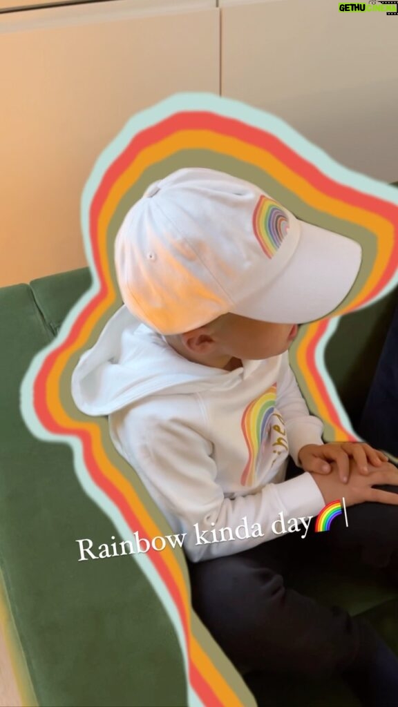 Johannes Nymark Instagram - Hver dag er regnbuedag hos os🌈❤ @copenhagenpride #pride #rainbowfamily #dad #truecolors