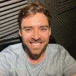 Johannes Nymark Instagram – Tusind tak for alle de mega søde tillykke-beskeder til Maggie. Hun gik lykkelig i seng med 10.000 tons Lego Friends i gaver og kage i maven. Samtidig var Bob på sin første koloni. Jeg er en gammel mand (i forhold til hvad jeg har været før) og tiden er for vild 🥹🥰 #gammelfar #far #tak #tid