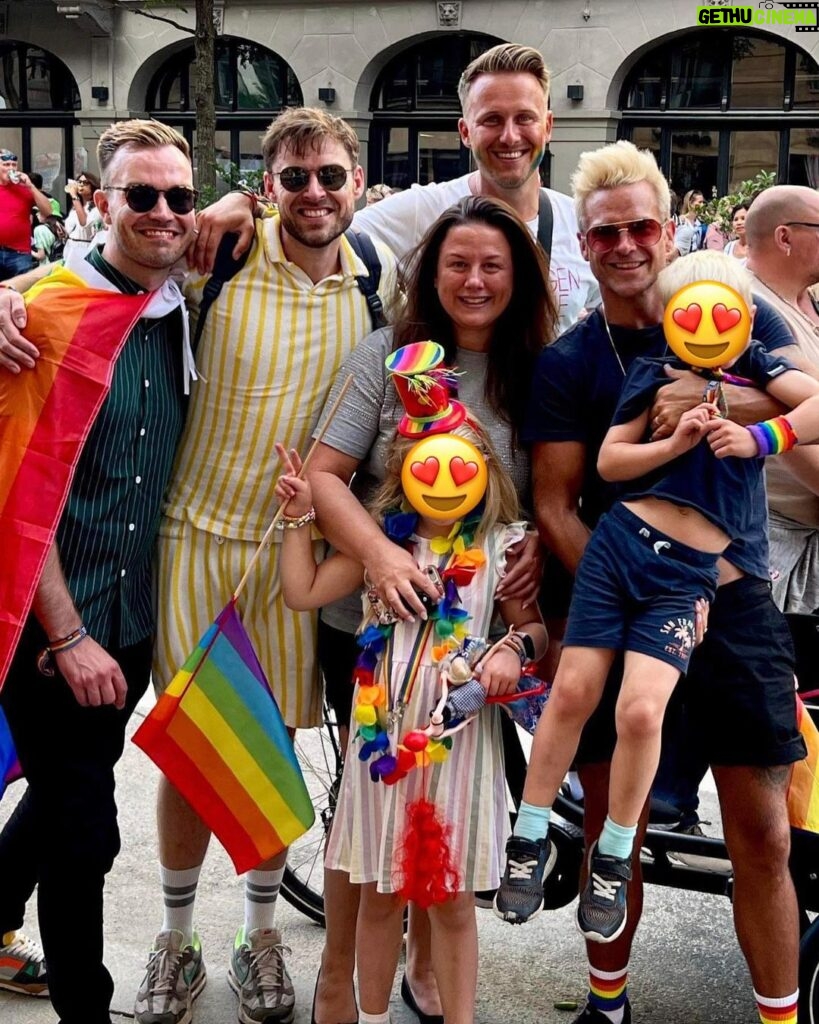 Johannes Nymark Instagram - Laver ikke så tit de der censurbilleder…. Men det her… det er en kærlig regnbue, som jeg er stolt af❤️🏳️‍🌈 @copenhagenpride #somuchlove