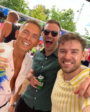 Johannes Nymark Instagram - Så Prider vi på @danskskuespillerforbund vogn🏳️‍🌈 Vink til os og råb hurra for mangfoldighed❤️ @copenhagenpride @jeppechristoffer @kimaceschjerlund