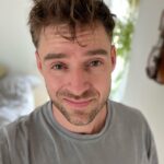 Johannes Nymark Instagram - En million grin, tårer, sange, danse, taler og drinks senere….. I går blev jeg virkelig mindet om, at min familie og jeg har skabt noget, som er stærkt og kærligt, og som jeg er røvhamrende stolt af🥹 Tak for et vidunderligt bryllup ❤️❤️