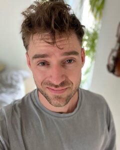 Johannes Nymark Instagram - En million grin, tårer, sange, danse, taler og drinks senere….. I går blev jeg virkelig mindet om, at min familie og jeg har skabt noget, som er stærkt og kærligt, og som jeg er røvhamrende stolt af🥹 Tak for et vidunderligt bryllup ❤️❤️