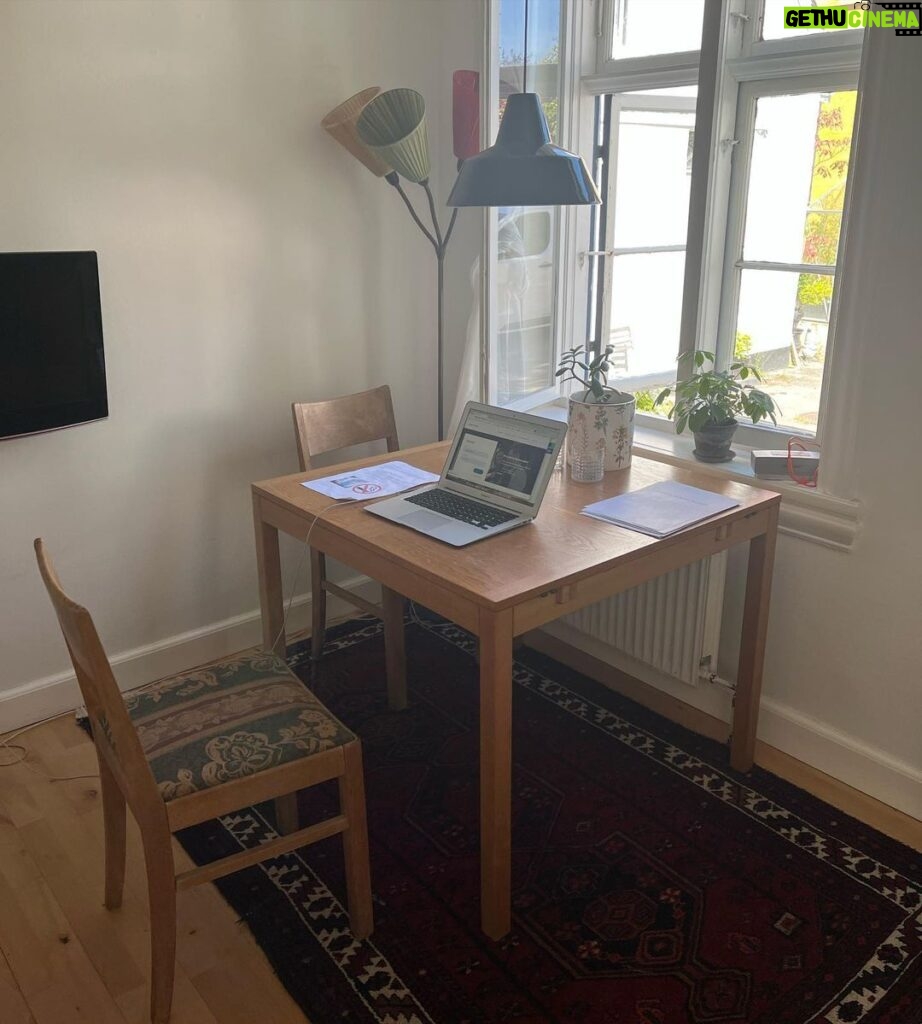 Johannes Nymark Instagram - Hyggeligste nye arbejdsplads - mest til når @jeppechristoffer også arbejder hjemme og taler/råber i telefon samtidig med, at han nærmest slår ned i sit tastatur 🤷😂 Brønshøj