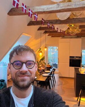Johannes Nymark Instagram - Ballonguirlande, røgmaskine, kærlighed og gangnam style fra kl 8.30…. 37 starter godt 🇩🇰😅#fødselssag #37 #birthday #gangnam