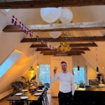 Johannes Nymark Instagram - Ballonguirlande, røgmaskine, kærlighed og gangnam style fra kl 8.30…. 37 starter godt 🇩🇰😅#fødselssag #37 #birthday #gangnam