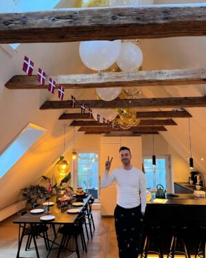 Johannes Nymark Instagram - Ballonguirlande, røgmaskine, kærlighed og gangnam style fra kl 8.30…. 37 starter godt 🇩🇰😅#fødselssag #37 #birthday #gangnam