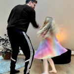 Johannes Nymark Instagram - Ballonguirlande, røgmaskine, kærlighed og gangnam style fra kl 8.30…. 37 starter godt 🇩🇰😅#fødselssag #37 #birthday #gangnam