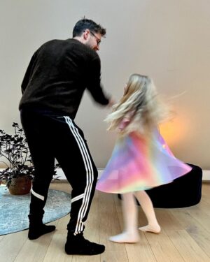 Johannes Nymark Instagram - Ballonguirlande, røgmaskine, kærlighed og gangnam style fra kl 8.30…. 37 starter godt 🇩🇰😅#fødselssag #37 #birthday #gangnam