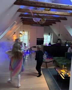 Johannes Nymark Instagram - Ballonguirlande, røgmaskine, kærlighed og gangnam style fra kl 8.30…. 37 starter godt 🇩🇰😅#fødselssag #37 #birthday #gangnam