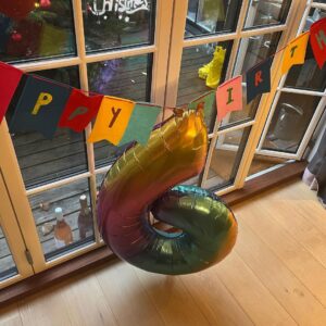 Johannes Nymark Instagram - Lille store Bob bliver 6 år i dag. Så det yngste barn er altså 6 år nu….. 🥹 Svært at fatte. 3 gear, Star Wars, Ronaldo og den første kæreste i børneren❤️ Jeg elsker Bob.