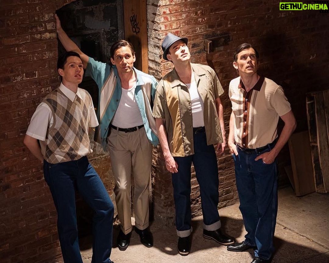 Johannes Nymark - 1K Likes - Om et års tid skal jeg spille Tommy Devito i Jersey Boys rundt om i landet. Et poleret boyband på overfladen men en historie om penge, spillegæld, mafiavenskaber, sex, bedrag, fængselstraffe og selvfølgelig musik. Alt det lækre i livet👌😅 #jerseyboys