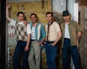 Johannes Nymark Instagram - Om et års tid skal jeg spille Tommy Devito i Jersey Boys rundt om i landet. Et poleret boyband på overfladen men en historie om penge, spillegæld, mafiavenskaber, sex, bedrag, fængselstraffe og selvfølgelig musik. Alt det lækre i livet👌😅 #jerseyboys