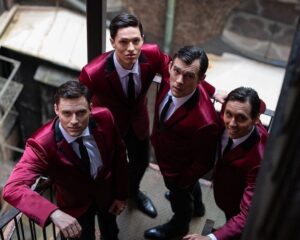 Johannes Nymark Instagram - Om et års tid skal jeg spille Tommy Devito i Jersey Boys rundt om i landet. Et poleret boyband på overfladen men en historie om penge, spillegæld, mafiavenskaber, sex, bedrag, fængselstraffe og selvfølgelig musik. Alt det lækre i livet👌😅 #jerseyboys