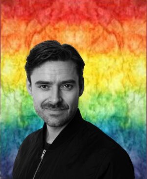 Johannes Nymark Instagram - I aften er der @danishrainbowawards og jeg er nomineret sammen med Tomas Lagermand Lundme og vores monolog-hold fra KÆRLIG HILSEN HADET. Jeg er selv til prøver inde i Tivoli, men jeg er så mega stolt af vores lille forestilling. Ikke mange så den- i forhold til andre teaterforestillinger, men den blev alligevel hørt. Og det havde den historie fortjent. Jeg voksede virkelig med den opgave. Blod, sved og mange tårer 🥹 Om vi vinder er egentlig ikke så vigtigt, men det er det ovenstående. For mig. Og nomineringen er jeg også både glad for og stolt af❤️ 

@deskoftheday 
@christofferberdal 
Foto: Morten Rygaard