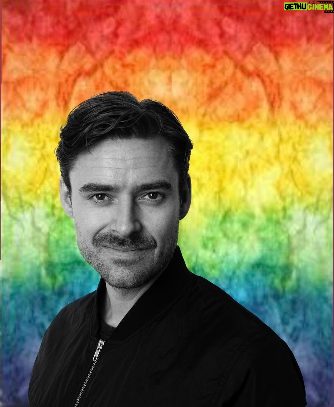 Johannes Nymark - 666 Likes - I aften er der @danishrainbowawards og jeg er nomineret sammen med Tomas Lagermand Lundme og vores monolog-hold fra KÆRLIG HILSEN HADET. Jeg er selv til prøver inde i Tivoli, men jeg er så mega stolt af vores lille forestilling. Ikke mange så den- i forhold til andre teaterforestillinger, men den blev alligevel hørt. Og det havde den historie fortjent. Jeg voksede virkelig med den opgave. Blod, sved og mange tårer 🥹 Om vi vinder er egentlig ikke så vigtigt, men det er det ovenstående. For mig. Og nomineringen er jeg også både glad for og stolt af❤️
@deskoftheday
@christofferberdal
Foto: Morten Rygaard