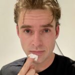 Johannes Nymark Instagram - I aften er der gallapremiere på Bamse i København, hvor jeg spiller den yngre udgave af Flemmings adoptivfar i tilbageblik til hans barndom. Glæder mig til at se filmen for første gang 🤩 #piberygning #glatbarbering #bamse @nimbusfilm